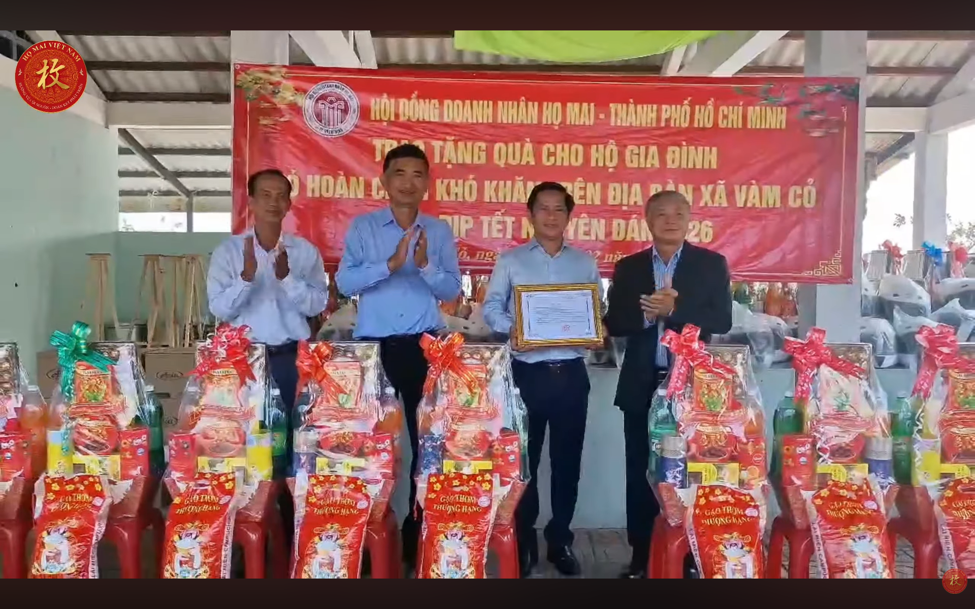 Chương trình trao tặng quà Tết năm 2026 tại xã Vàm Cỏ